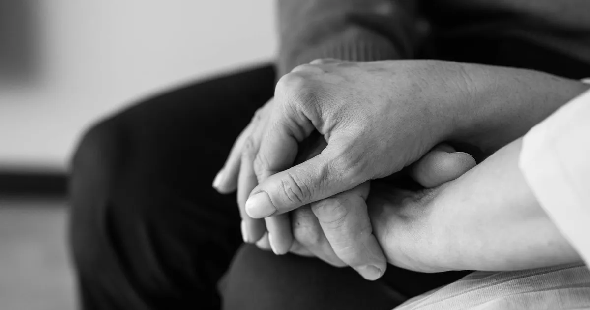 Guía de qué hacer cuando fallece un familiar en España: documentos y trámites