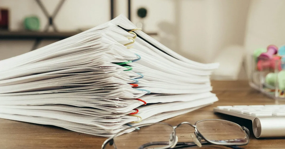 Documento legal de herencia sin testamento junto a un árbol genealógico de herederos